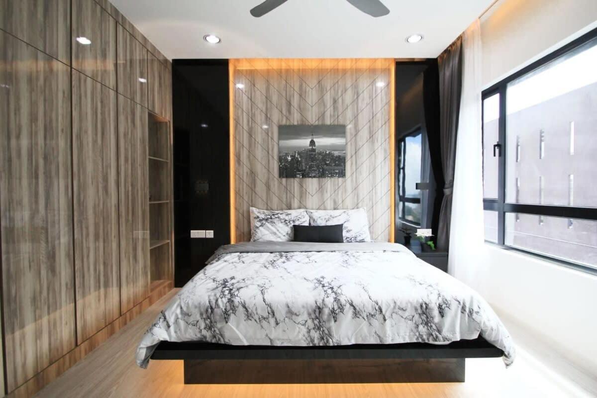 A Stylish High-Floor 2Br Suasana Suites Views Johor Bahru Luaran gambar